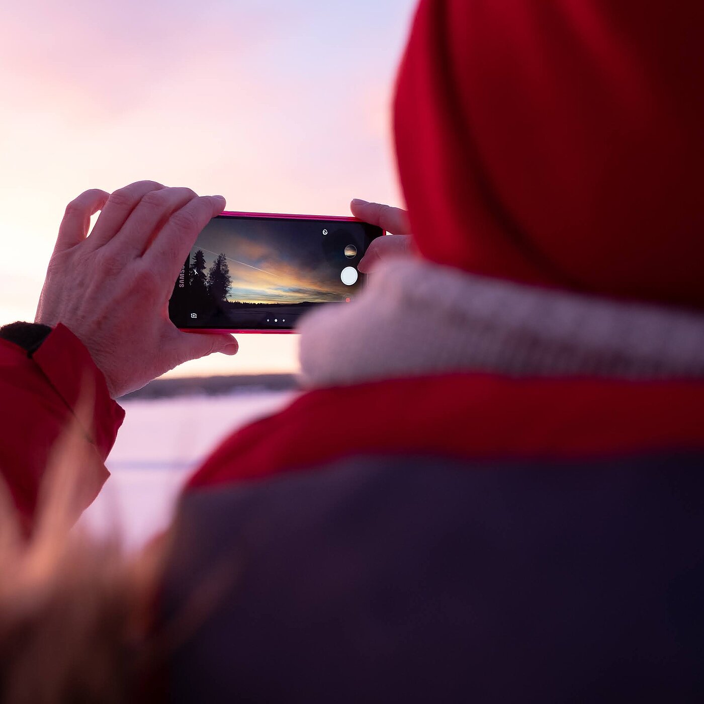 Sonnenuntergang in Lappland wird mit Smartphone fotografiert