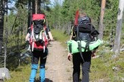 Zwei Wanderer mit Rucksack