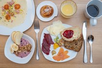 Schönes Frühstückbuffet mit grosser Auswahl an Broten, Marmelade, Fleisch und Käse